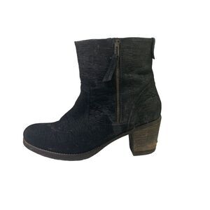 Taos Shaka 2 Ankle Boots Side Zip Black Embossed Suede Leather Women's Size 11